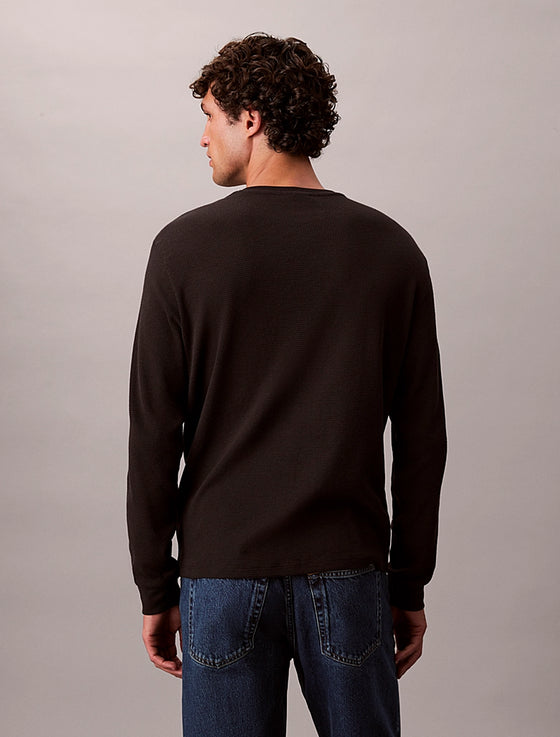 WAFFLE CHEST BADGE LS CREW BLACK (UB1)