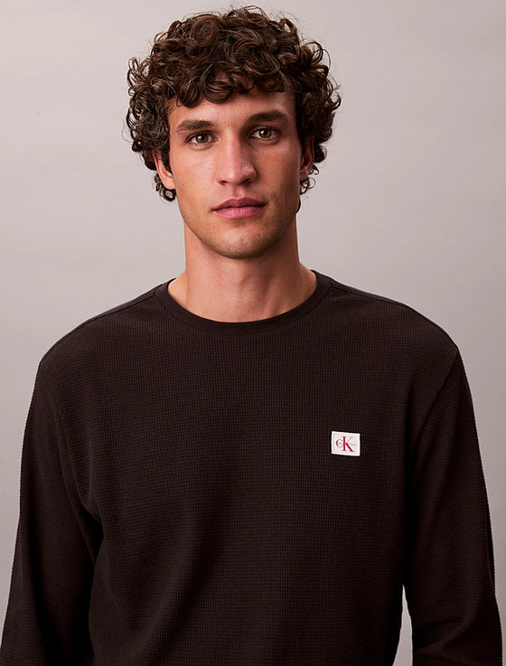 WAFFLE CHEST BADGE LS CREW BLACK (UB1)